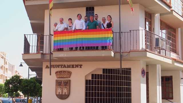 Col·locació l’any passat de la bandera de l’arc iris