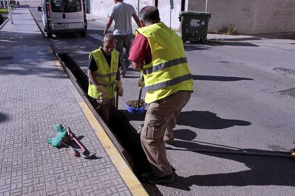 Membres dels Serveis Municipals netejant els embornals dels voltants del Parc Abril Martorell