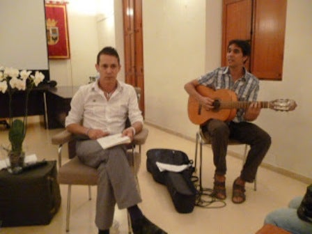 Entre poemes, Ernesto Urra amenitzà la vetllada poètica.