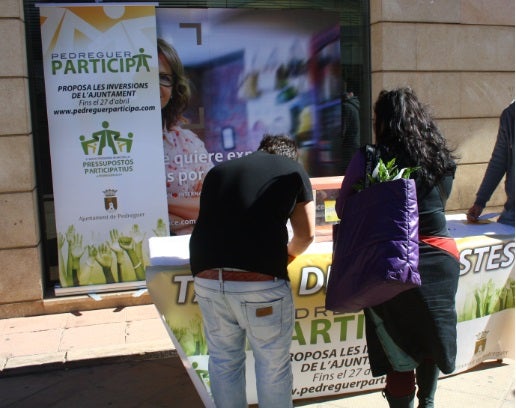 Els ciutadans aportaren les primeres propostes a la Taula situada a la Plaça dels Pòrxens de Pedreguer.