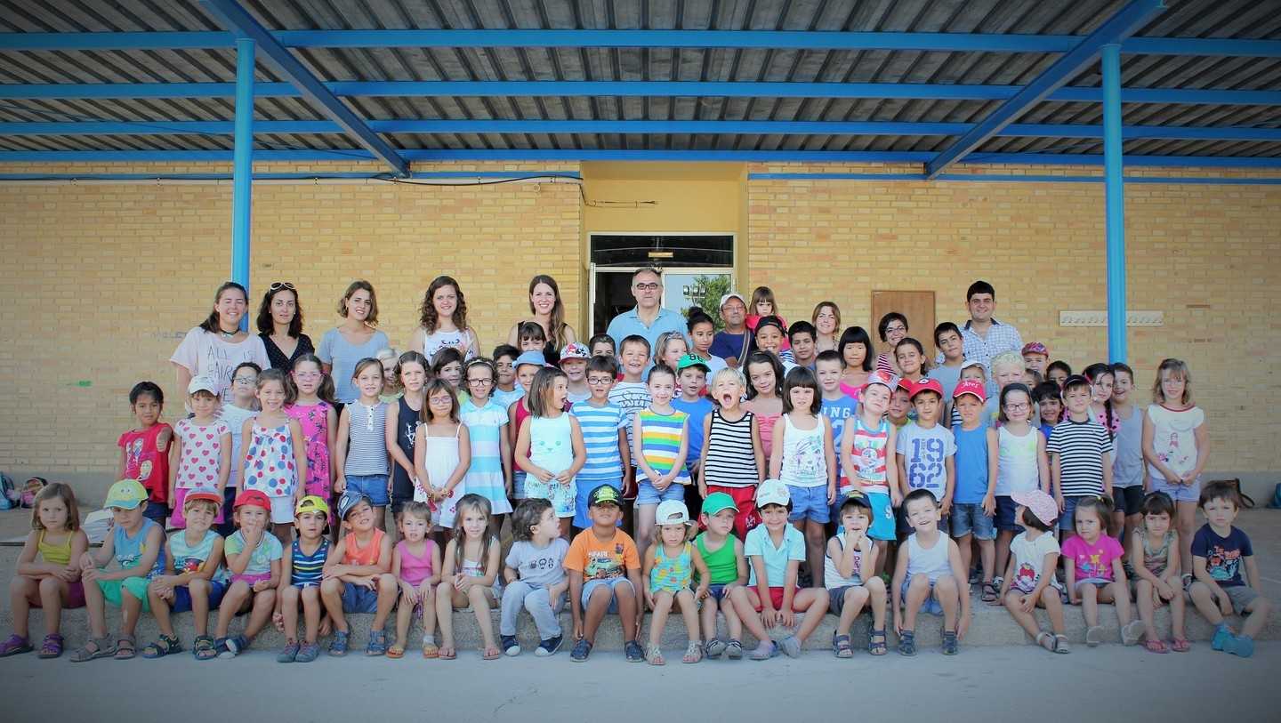 Participants al Taller d'Estiu 2014 amb monitores, monitors i el Regidor d'Educació, Sergi Ferrús