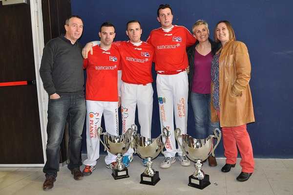 Foto de l'equip subcampió del circuit Bancaixa amb el diputat de Compromís Joan Baldoví.