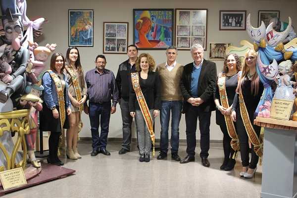 Fotografia de grup en l'acte d'incorporació al Museu Faller de la ciutat dels dos ninots indultats en les Falles d'enguany.