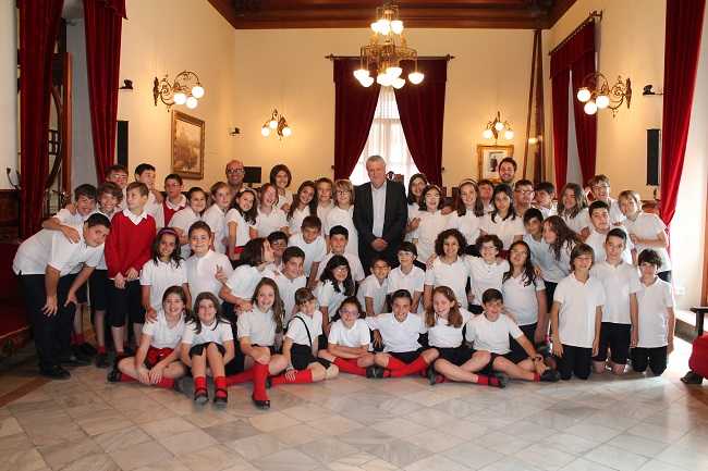 Imatge de grup dels alumnes que visitaren l'Ajuntament de Sueca.