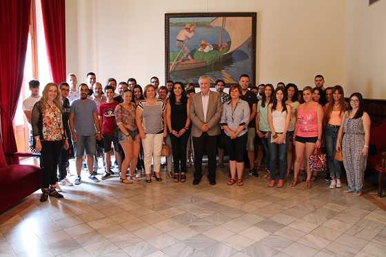 Els becaris i becàries amb els representants municipals.