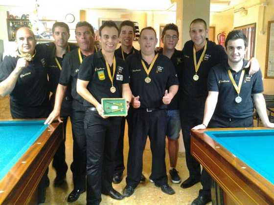 Els jugadors dels dos equips suecans mostren les medalles de campions aconseguides. D'esquerra a dreta, Miragall, Ferrer, López, Cuenca, Benedito, Cardo, Martínez, Egea i Martí.