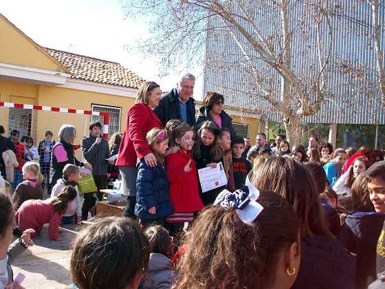 L'alcalde de Sueca amb els xiquets i xiquetes durant un moment de la celebració del dia de la Pau.