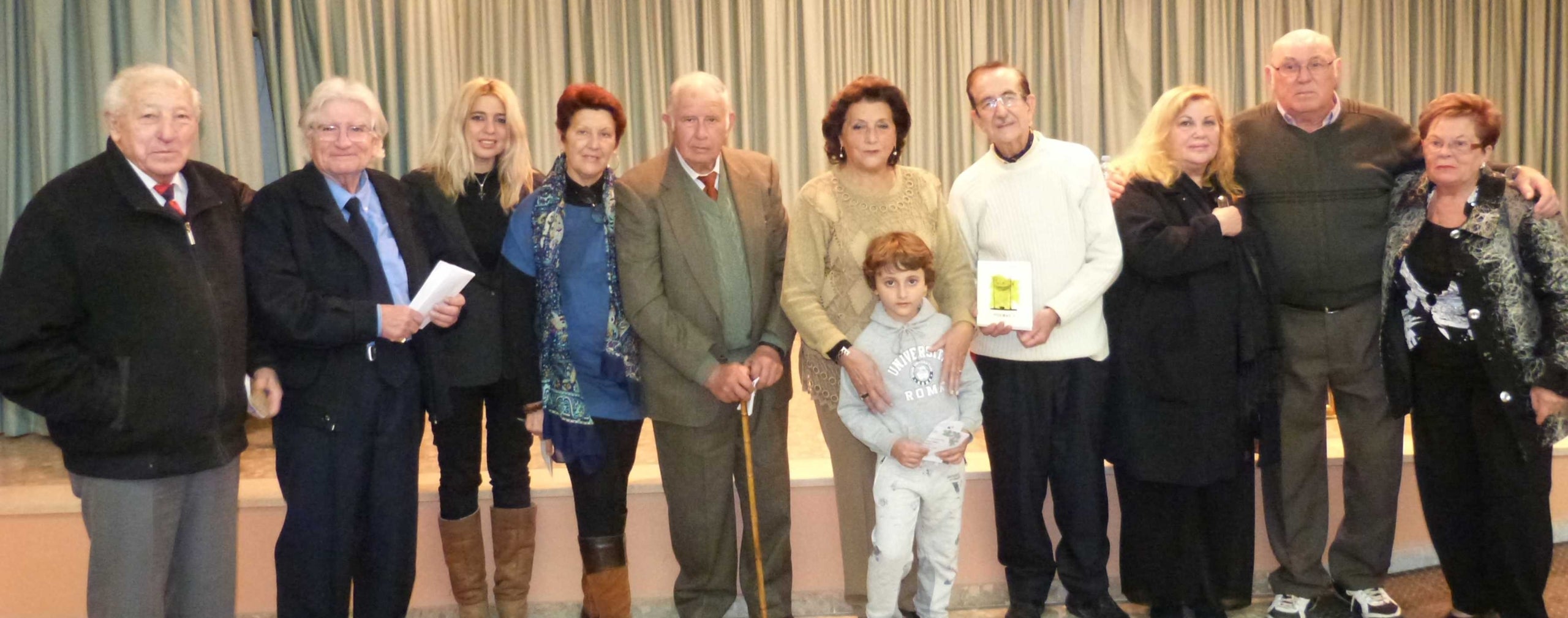 L'autor junt a altres poetes