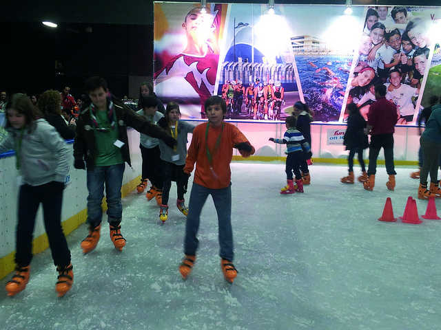 Xiquets d'Almussafes en la pista de patinatge
