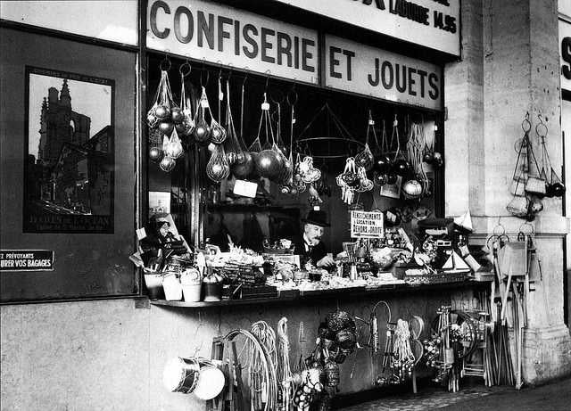 Papa Georges a la parada de joguines de l'estació de Montparnasse