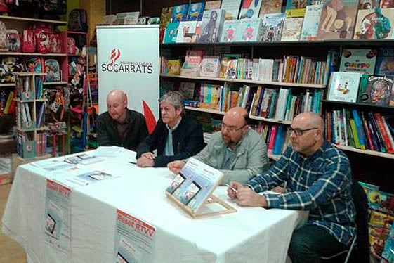 D'esquerra a dreta l'escriptor Vicent Usó, Rafa Xambó, Manolo S. Jardí i Toni Mollà en un acte de presentació de 'Reset RTVV' organitzat pel col·lectiu Socarrats de Vila-real.