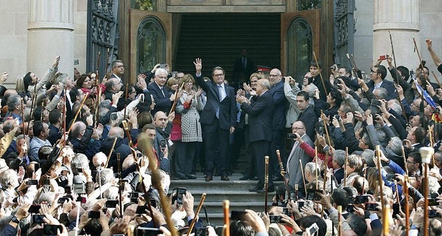 Mas a la porta del TSJC amb alcaldes i vares