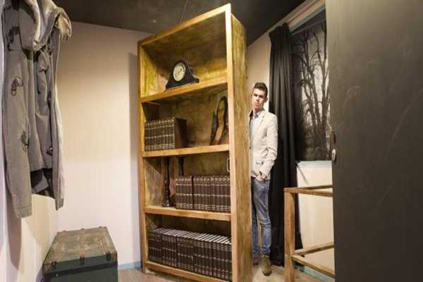 Tihjs Verbene en l'escape bunker que replica l'amagatall d'Ana Frank. AFP/ANP/Jeroen Jumelet.