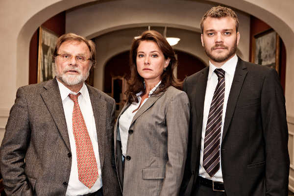 La primera ministra de la sèrie Borgen, Birgitte Nyborg (Sidse Babett) entre els personatges Bent Serjø (Lars Knutzon) i Kasper Juul (Pilou Asbæk).