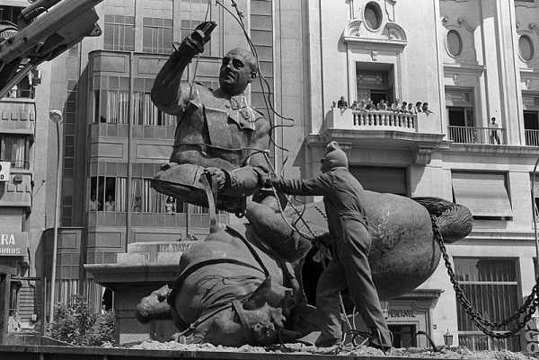 Retirada el 1983 de l'estàtua de Franco de la plaça del País Valencià de la capital.