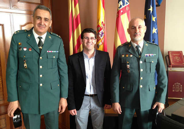 L'alcalde amb el nou capità i l'anterior