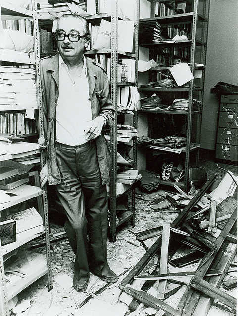 Joan Fuster en la seua biblioteca, després de l'atemptat del 12 de setembre de 1981