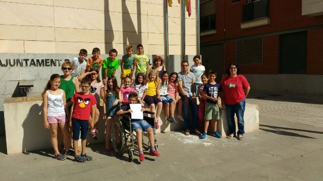 Porta de l'ajuntament (alumnes, mestres, regidora i alcalde)