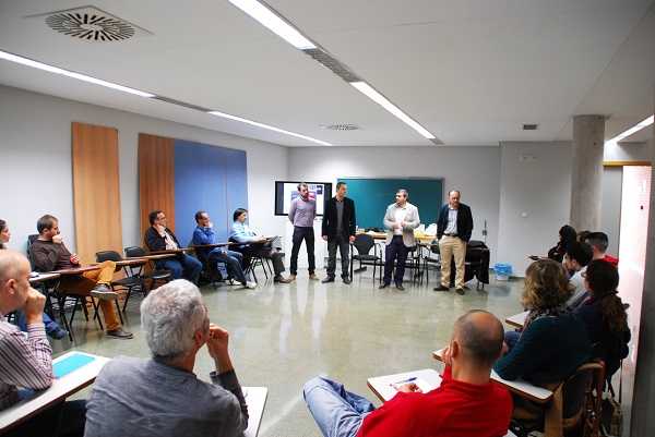 Un moment del taller de creació de negocis innovadors, el qual va estar va estar presentat per Josep Llàcer, regidor de Foment Local, i per Pau Pérez, del Cercle EURAM de la Safor.