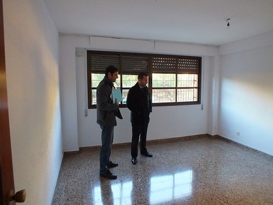 Un moment de la visista a una de les vivendes socials.