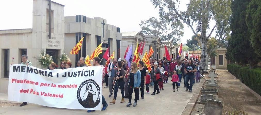 Acte del dissabte, 18 d'abril, davant les fosses del Cementiri General de València.