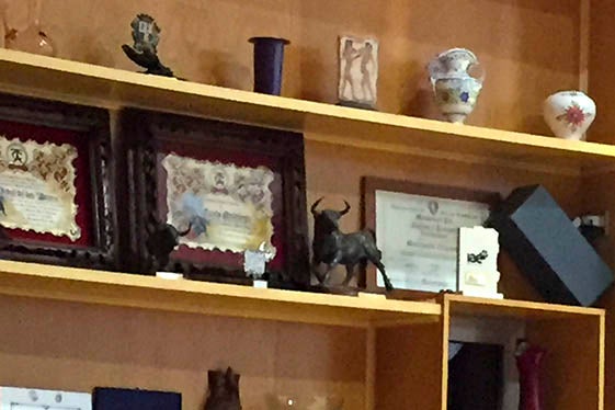 Reconeixements de la Comissió Taurina a l’Ajuntament d’Algemesí per fer-li d’escut i suport.