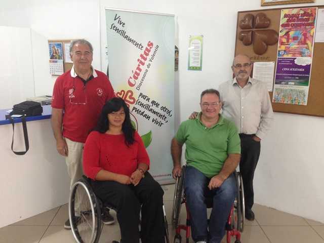 D'esquerra a dreta Miguel Sarasa, Carolina Corbí i Manuel Candela del Club Santa Lucia, al costat de Rafael Tortosa director de l'Economat