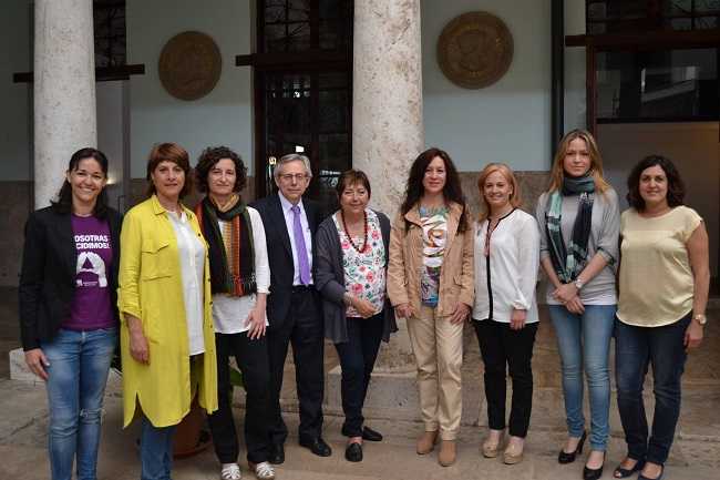 D'esquerra a dreta, Rosana Montalbán, Llum Quiñorero, Graciela, Toni Ariño vicerrector, una dona sense identificar, Alicia Andújar, Rosa Peris, Laura Chorro i Eva María Crisol.