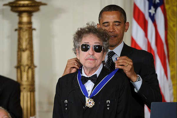 Bob Dylan amb la medalla a la llibertat