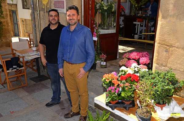 El president de l'associació comercial Xàbia Histórica, Sisco Vallés (dreta), amb el regidor de Fomento Econòmic, Juan Luis Cardona.