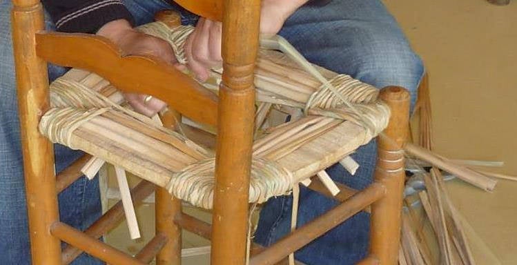 Cadirer embovant una cadira