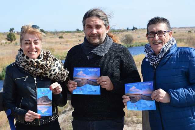 Els tres regidors de Medi Ambient d'esquerra a dreta: Maria José Tormo (Almassora), Bruno Arnandis (Burriana) i Josep Pasqual Sancho (Vila-real) promocionant el III Concurs de Fotogràfic "Una ullada al Millars" davant de les llacunes d'Almassora