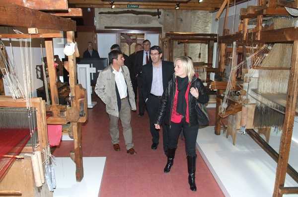 Un moment de la visita dels patrons de la Fundació Museu del Tèxtil a la Sala del Museu al Palau de La Vila.