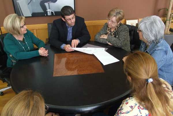 Un moment de la reunió de l’Alcalde d’Ontinyent, Jorge Rodríguez, amb els representants de l’Associació de Malalts Crónics d’Ontinyent AMCO