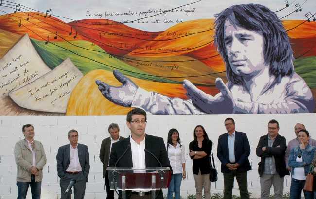 L'alcalde d'Ontinyent, el socialista Jorge Rodríguez, en l'acte de presentació del mural.