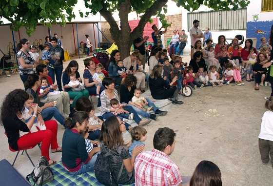 Espais Familiars és un  servei gratuït posat en marxa per tal d’afavorir la formació en la criança dels xiquets i xiquetes de zero a tres anys.