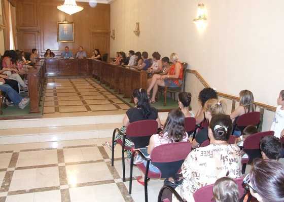 Imatge de la reunió informativa que va tenir lloc aquesta setmana amb les famílies beneficiàries.