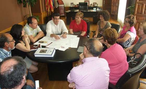 Imatge de la reunió entre l'Alcalde, la Regidora de Territori, els tècnics municipals, i els representants de veïns i comerciants del barri del Llombo.
