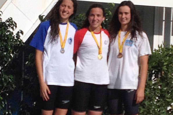 Carla Vidal és la nadadora de la dreta.