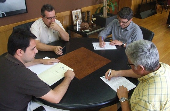 Imatge del moment de la signatura del conveni.