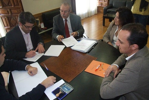 Un moment de la signatura del conveni.