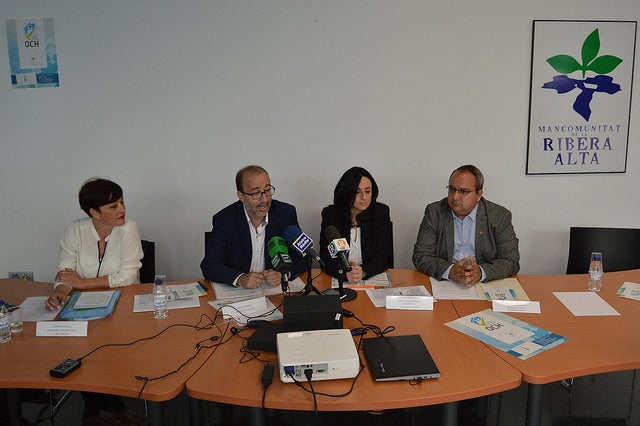 Carmen Garcia, Regidora d'Habitatge de la Vall d'Uixó i director de l'Oficina d'Habitatge de la Vall. Diego Gómez, alcalde d'Alzira i vicepresident de la Mancomunitat de la Ribera Alta. Rebeca Torró, Directora General d'Habitatge de la Conselleria d'Habit