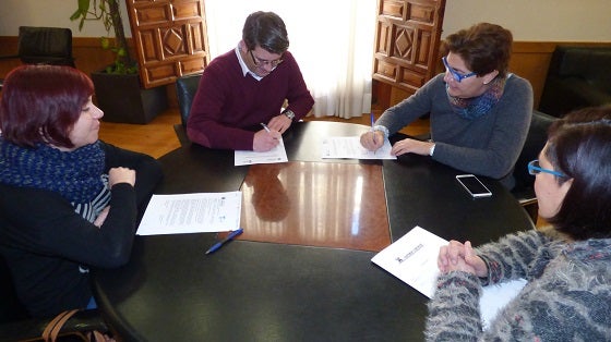 Un moment de la signatura del conveni.