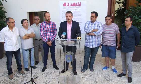 Jaime Peris (centre), durant la presentació.