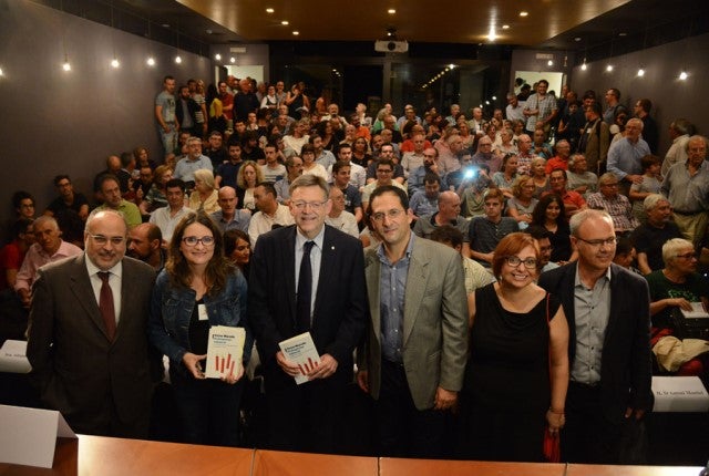 D'esquerra a dreta, Enric Jualiana (director adjunt de La Vanguardia), Mónica Oltra (vicepresidenta del Govern valencià), Ximo Puig (president del Govern valencià), Víctor Maceda (periodista i autor del llibre), Gemma Pasqual (vicepresidenta d'Acció Cultu