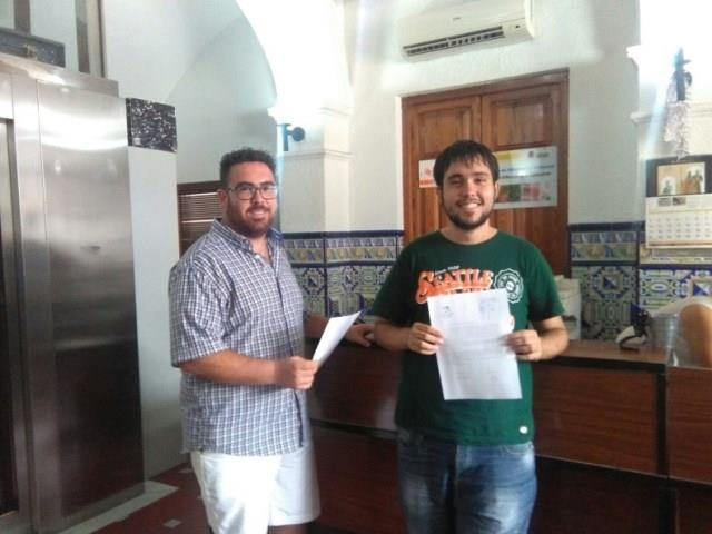 Coordinador del col·lectiu local, Jose Carlos Ordóñez, i Cristian Munera, regidor de joventut
