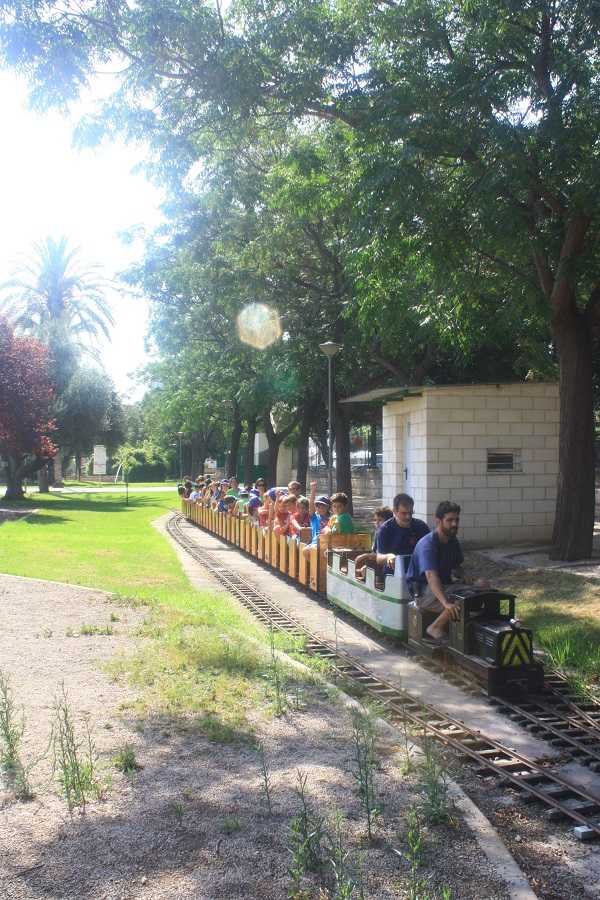 Els xiquets tenen la diversió assegurada amb el trenet del parc de La Granja de Burjassot.