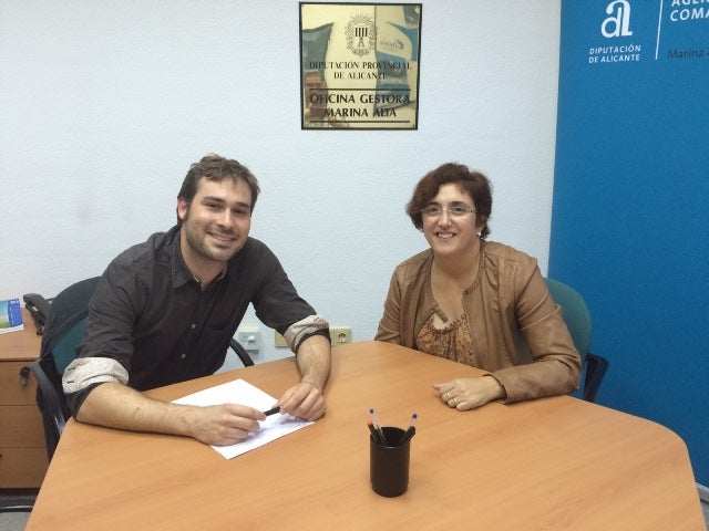 Gerard Fullana en la oficina a Dénia amb Mayte Signes, exalcaldesa de Gata de Gorgos i directora de l'oficina