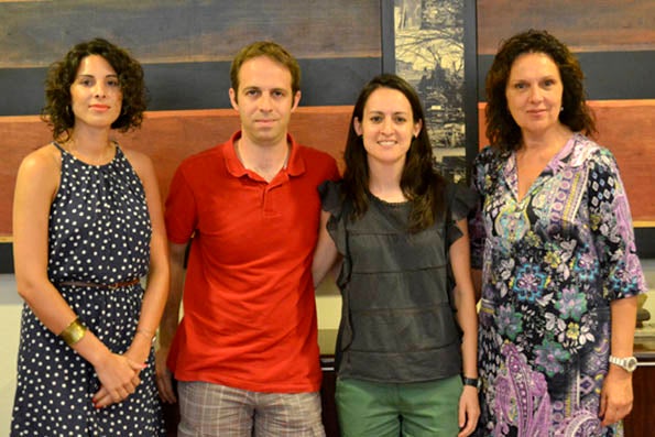 L'alcaldessa, Carmen Martínez, i la regidora de Cultura, Cristina Mora, els lliuren el guardó.