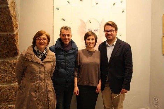 L'autora de les obres exposades, Sandra Torcuato, amb el regidor de Cultura.